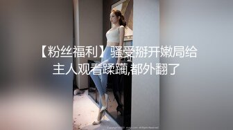 鸭舌帽酒窝颜值美女修长美腿吊带丝袜，双指抠入抽插流出水来，浴室湿身诱惑，近距离特写揉搓大阴唇肥穴