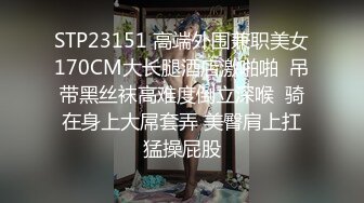 看着骚妻被单男有力的爆操，听着骚妻淫荡的叫床声，在一旁玩奶子的我内心无比的满足。只是骚妻的叫床声太大了，让邻居听见会不会对为人师表的骚妻产生不好的评价。