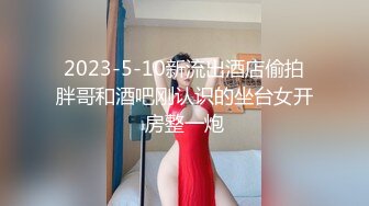   红裙美女换上制服居家操逼 扶男友大屌吸吮 边舔边自摸骚逼 怼小穴一下挺入