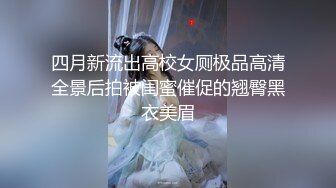 花裙小少妇和家人一起逛公园，这么短的裙子也不打底很有良心薄丝性感蕾丝透明粉N包裹肥臀