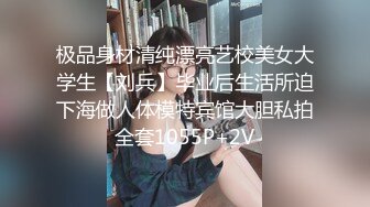 很哇塞的极品少妇，黑丝露脸舔着鸡巴直流口水