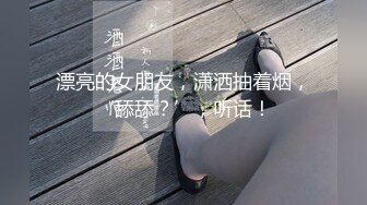 大型商场跟踪抄底长裙少妇竟然没有穿内裤直接看到她的大黑B了