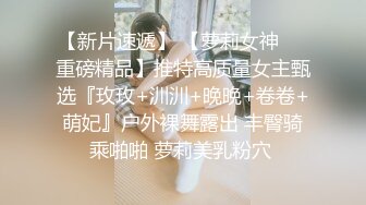 双手射穿美丽的黑发制服。 粘液最好的乳液打手枪