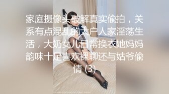 高筒皮靴长发美女尿尿像洒水壶一般