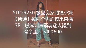 办公楼女厕全景偷拍多位美女嘘嘘没想到平时一本正经的女主管裤子里面的竟然穿的开档的黑丝