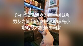 【超真实】粉丝街边拍到，大学生超短裙下感觉是没穿内裤，仔细一看真没穿