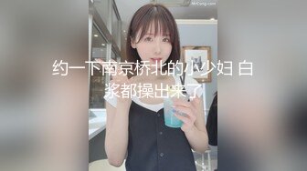 【新片速遞】   商场女厕全景偷拍❤️美女服务员的极品小黑鲍