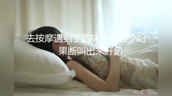 小小年纪傲人胸部露脸美少女独自在家露脸自慰掰穴，美甲手指掰穴白浆渗出，