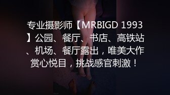 【美的不明显】丰腴女神，性感逼毛可编小辫，抠b流水，满手淫汁放到嘴里舔了吃!