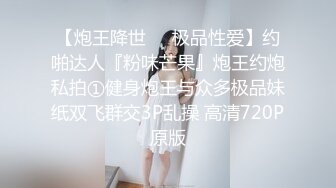 KTV唱歌啪啪 大长腿短裤妹伸进衣服摸奶子 脱掉裤子摸逼掰穴