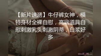 【极品媚黑群交乱操】媚洋骚婊『蜜雪儿』广东熟女与黑人白人群P淫乱 性爱机器夜夜三洞全被操 爽极了 第一季 (4)