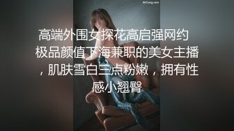  卷发妹子特写近景操出白浆流在蛋蛋上后入蜜桃臀 叫声淫荡