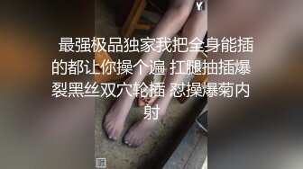 年轻小骚妹子无毛骚逼很是性感，露脸被大哥玩弄香蕉插进无毛骚逼看着很刺激，各种抽插爆草玩弄呻吟可射