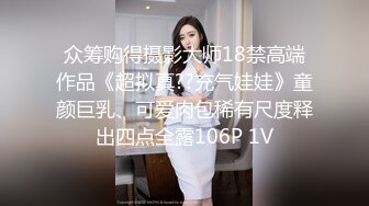 隔板下多角度拍摄 玩手机的酒店服务员 正跟老公聊微信 不知被人拍了黑逼