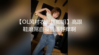   黑丝露脸轻熟女风骚人妻被几个大哥在床上风骚蹂躏，揉奶玩逼疯狂草嘴又干