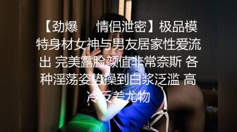 两个萌妹子玩双飞，一起舔弄上位骑乘轮流操搞完双飞留一个继续操