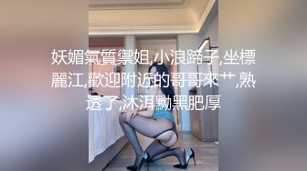 邻家极品小女人白丝情趣诱惑全程露脸跟狼友撩骚互动，颜值很高微胖极品，道具抽插骚穴，后入爆菊花精彩刺激