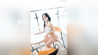 潜入偷拍单位里还有几分姿色的熟女大姐