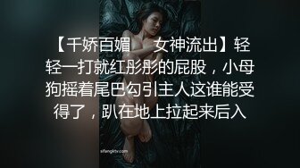 颜值不错的白虎小骚妻开档黑丝诱惑，道具抽插骚穴给大哥舔弄