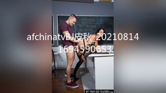 小艾小姐直播自慰不够爽，还要胖哥哥的肉棒无套抽插让她喷水