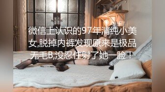 理发店老板娘店内玩自拍