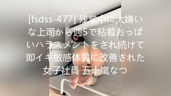 《居家摄像头破解》小伙给大奶子女友订购的情趣内衣到货了赶紧让女友换上啪啪啪