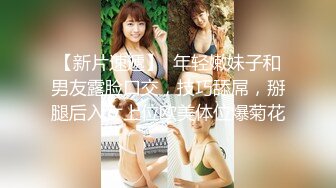 两小百合自己进公厕开玩