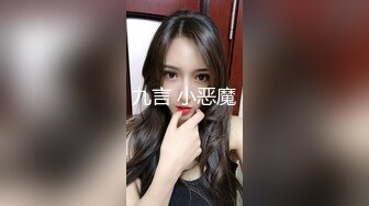 两个纹身骚女互相舌吻，吃对方口水吃到饱，舌尖伸进屁眼里面舔