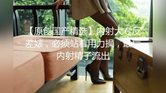 小武哥忽悠个学生和少妇来双飞,插少妇的逼摸学生妹的嫩乳