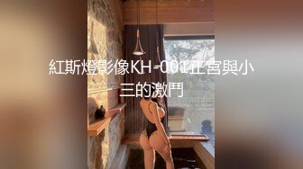 长得超漂亮的文艺范年轻小美女和老公一起酒店约网友玩群交,戴个眼镜装斯文,开档黑丝袜趴在台子上狠狠后插!