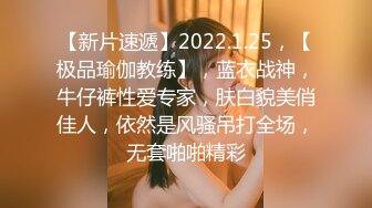 黑客破解家庭网络摄像头偷拍爱美的时尚宝妈每天出门之前都要对着镜子打扮一番，奶子貌似整出来的