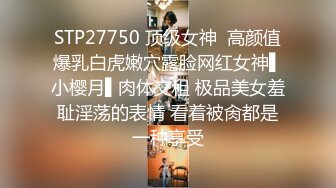 海边散步偶遇漂亮妹子在拍海边写真裸照