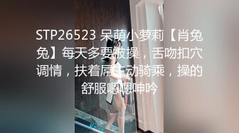 东北小少妇全程露脸镜头前发骚，听狼友指挥激情抠逼，道具抽插不断，高潮迭起淫水已湿透骚穴，浪叫呻吟不止