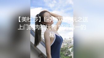 满背纹身新人小妹！性感蜜桃臀假屌深插，无毛骚穴振动棒伺候