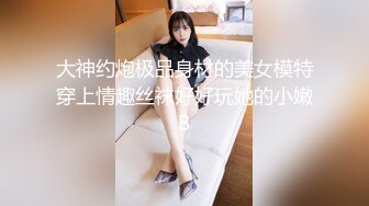 婴儿肥呆萌甜18美少女！一脸清纯掏出奶子揉捏！没穿内裤撩起裙子，紧致小穴掰开特写