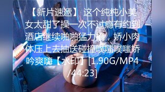 小情侣在网吧包房里面看看电影女友蹲下给口活，不仅颜值高，技术很熟练