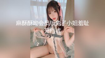 性福小哥一男三女，三个嫩妹妹服务，漂亮妹妹轮流舔，一起排队翘屁股，粉嫩...